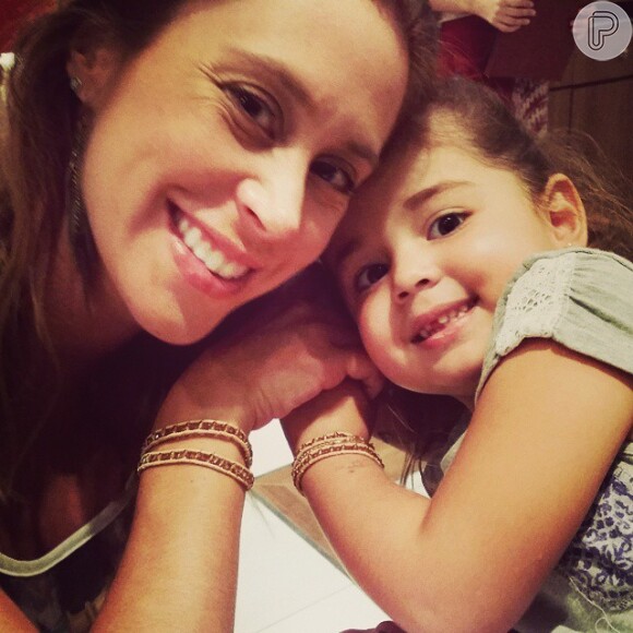 Dani Monteiro recebeu abraço da filha, Maria, após confirmar gravidez
