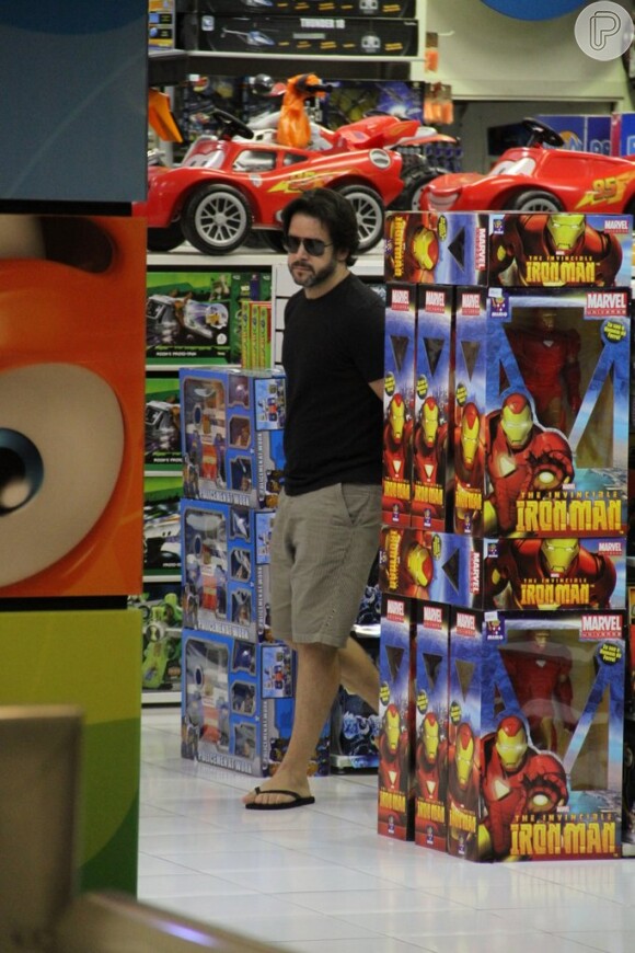 Murilo Benício vai a Shopping com o filho mais novo, Pietro