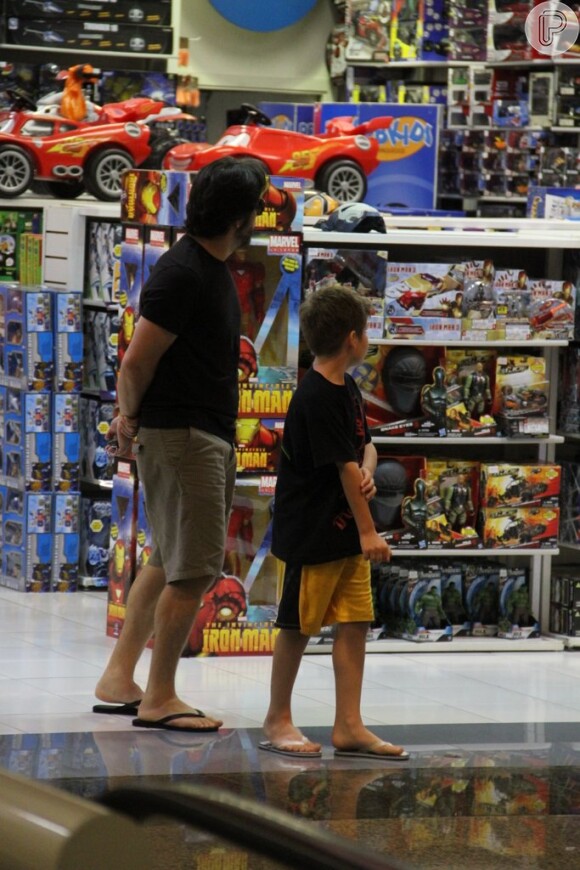 Murilo Benício também foi a uma loja de brinquedos com o filho Pietro