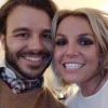 Para a publicação, Britney Spears comentou sobre a primeira vez que viu uma foto do namorado, Charlie Ebersol: 'Eu achei ele muito adorável'