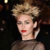 Miley Cyrus capricha no visual punk, com os cabelos arrepiados, no Met Ball em Nova York, em 6 de maio de 2013