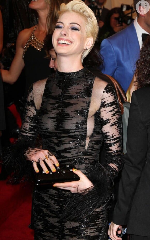 Anne Hathaway sorri