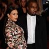 Grávida, Kim Kardashian posa com Kanye West