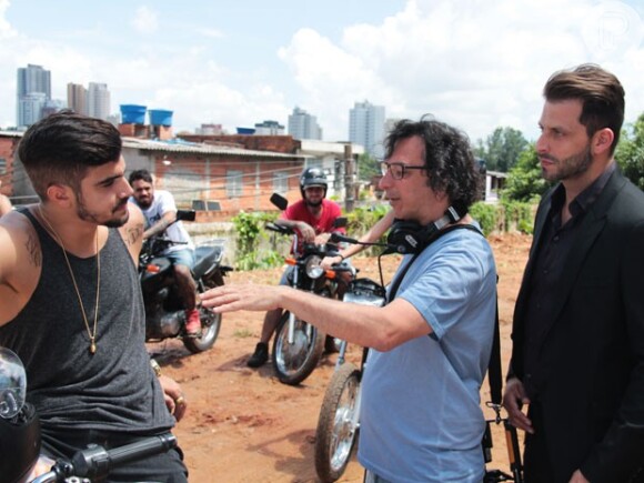 Henri Castelli e Caio Castro recebem orientações de diretor em gravação da novela 'I Love Paraisópolis'