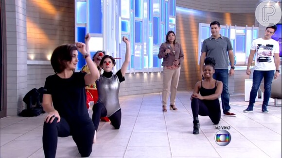 Fátima Bernardes faz exercícios de alongamento com Bárbara Paz no 'Encontro'