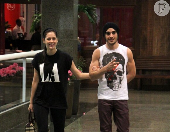 Fiuk e Sophia Abrahão passeiam juntos em shopping da Barra da Tijuca, Zona Oeste do Rio de Janeiro, nesta terça-feira, 7 de maio de 2013