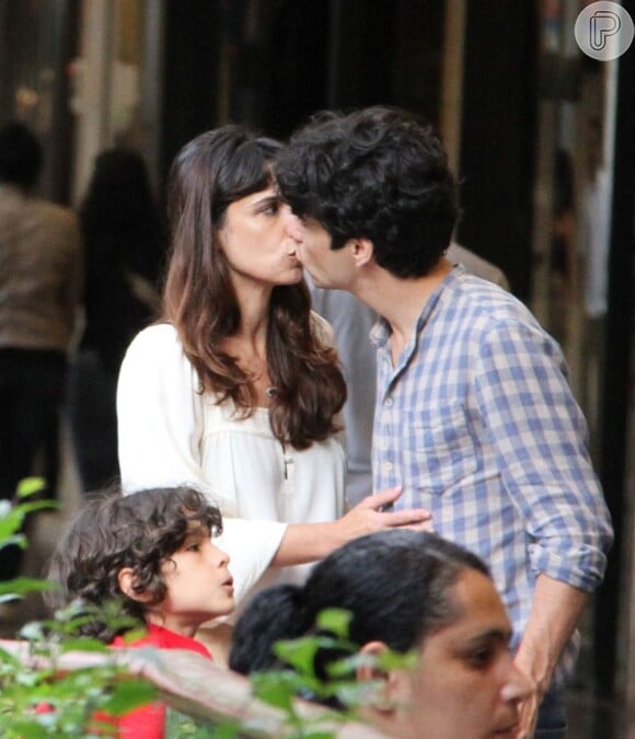 Maria Ribeiro e Caio Blat foram flagrados se beijando na companhia do primeiro filho da atriz, João, de 10 anos