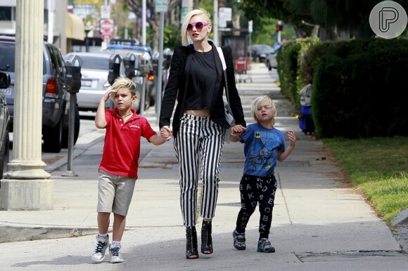 Gwen Stefani levou os filhos, Kingston e Zuma, para fazer compras em Los Angeles, nesta quarta-feira, 8 de maio de 2013