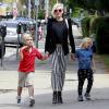 Gwen Stefani passeia com Kingston e Zuma em Los Angeles