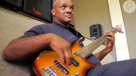 O corpo de Renato Rocha, ex-baixista do Legião Urbana, foi encontrado no quarto de um hotel  no Guarujá, litoral de São Paulo, em 22 de fevereiro de 2015. Segundo uma mensagem postada no Facebook do músico de 53 anos, a causa da morte foi uma parada cardíaca