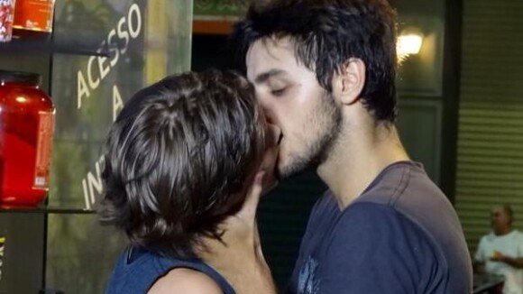 'Malhação Sonhos': público critica beijo entre Karina (Isabella Santoni) e Cobra