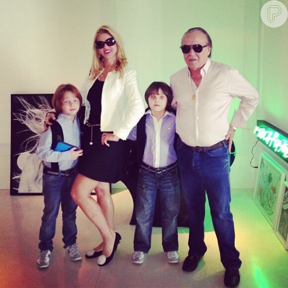 Val Marchiori posa com o noivo, Evaldo Ulinski, e os filhos, Eike e Victor