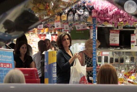 Em loja popular, Fátima Bernardes faz compras para a Páscoa e não furou a fila do caixa