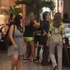 Fátima Bernardes não escapou de ser reconhecida durante passeio em shopping no Rio