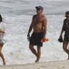 Oscar Magrini passeia na Praia da Barra da Tijuca com amigas, em 9 de maio de 2013