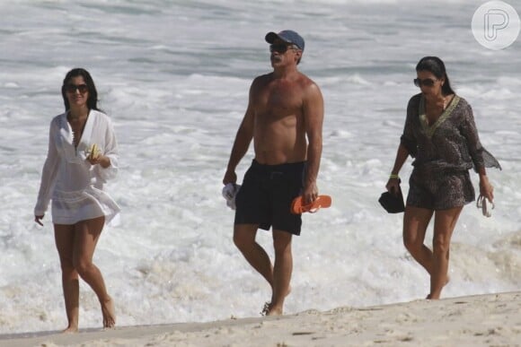 Oscar Magrini passeia na Praia da Barra da Tijuca com amigas, em 9 de maio de 2013