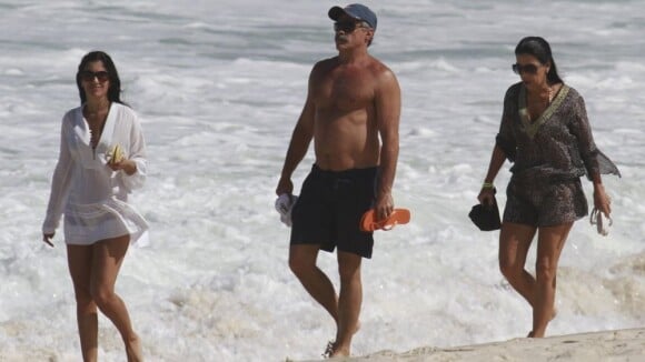 Oscar Magrini evita cerveja por 'barriga lisa' e desfila sem camisa na praia