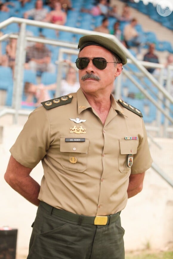 Oscar Magrini na pele do coronel Nunes, em "Salve Jorge"
