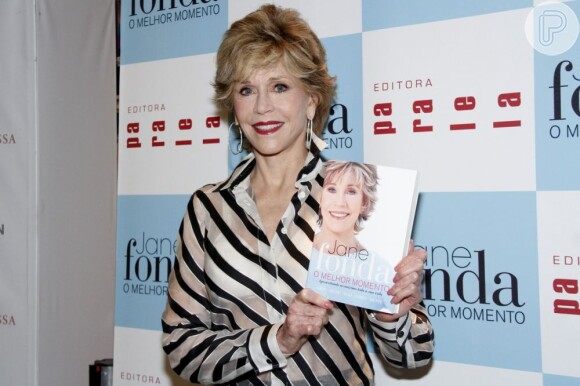 Jane Fonda, muito elegante, mostra seu livro