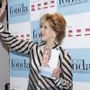 Jane Fonda acena para fãs