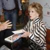 Jane Fonda autografa livros