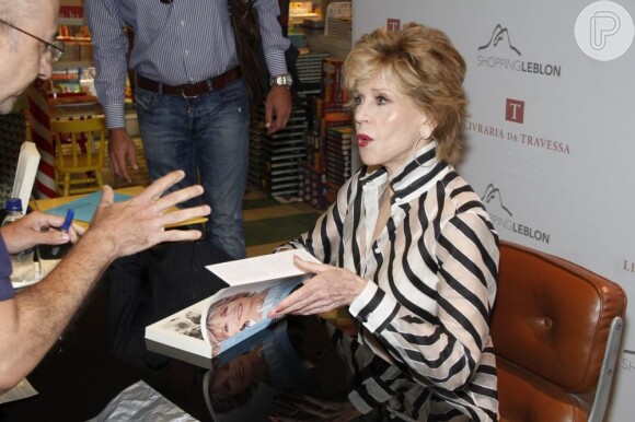 Jane Fonda autografa livros