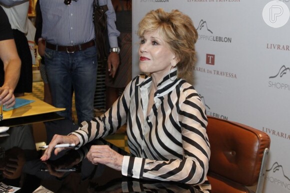 Muito simpática, Jane Fonda conversa com fãs