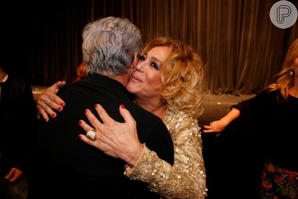 Susana Vieira ganha abraço de José Mayer em noite de peça de teatro no Rio