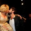 Susana Vieira ganha beijo do namorado, Sandro Pedroso, após fim de peça de teatro no Rio de Janeiro