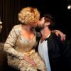 Susana Vieira ganha beijo do namorado, Sandro Pedroso, após fim de peça de teatro no Rio de Janeiro