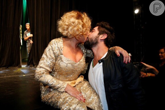 Susana Vieira ganha beijo do namorado, Sandro Pedroso, após fim de peça de teatro no Rio de Janeiro