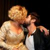 Susana Vieira ganha beijo do namorado, Sandro Pedroso, após fim de peça de teatro no Rio de Janeiro, na noite desta terça-feira, 31 de março de 2015