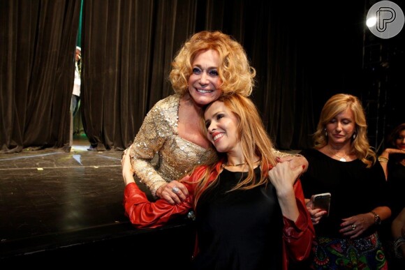 Susana Vieira recebe Leona Cavalli em noite de peça no Rio de Janeiro