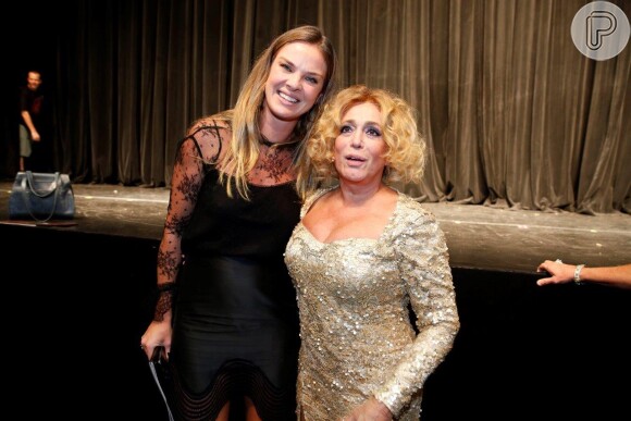 Susana Vieira recebe Letícia Birkheuer em noite de peça no Rio de Janeiro
