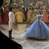 A atriz com Richard Madden, que vive o príncipe, em cena do baile do castelo