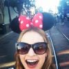 Extrovertida, a atriz adora se divertir e não pensou duas vezes ao chegar a um parque da Disney. Colocou um arco com as orelhas da Minnie e declarou: 'Muito divertido! Disneylândia'