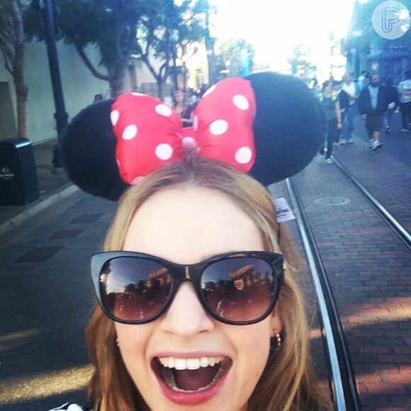 Extrovertida, a atriz adora se divertir e não pensou duas vezes ao chegar a um parque da Disney. Colocou um arco com as orelhas da Minnie e declarou: 'Muito divertido! Disneylândia'
