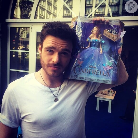 Em seu Instagram, brincou ao citar o seu príncipe no filme que posou com a boneca Cinderela: 'Richard Madden e eu. Ele é tão forte!'