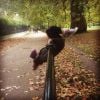 Cinderela às avessas! Lily James se diverte durante um passeio no parque num dia de domingo e posa pendurada numa barra de ferro que encontra no meio do caminho