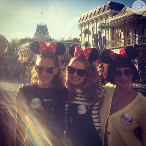 Olha a carinha de animação da Lily James na companhia das amigas durante um passeio pelos parques da Disney?
