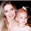 Sheila Mello batiza a filha, Brenda, no seu aniversário de dois anos: 'Coração de mãe feliz'