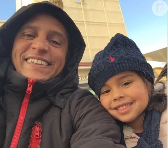Ex-jogador Roberto Carlos paparica a filha caçula, Manu, de 5 anos, e posa em foto no Instagram no dia do aniversário da pequena: 'Tudo que é bom passa rápido mesmo e te ver crescer de perto fica tudo mais lindo'
