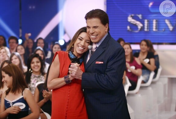 Silvio Santos paparica sua filha número quatro, Patricia Abravanel, que já dividiu o palco com ele em seu programa do SBT
