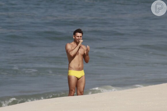 Murilo Rosa é flagrado cantando em praia do Rio em manhã de folga das gravações de 'Salve Jorge', em 10 de maio de 2013