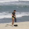 Murilo Rosa se veste após ser flagrado cantando na praia