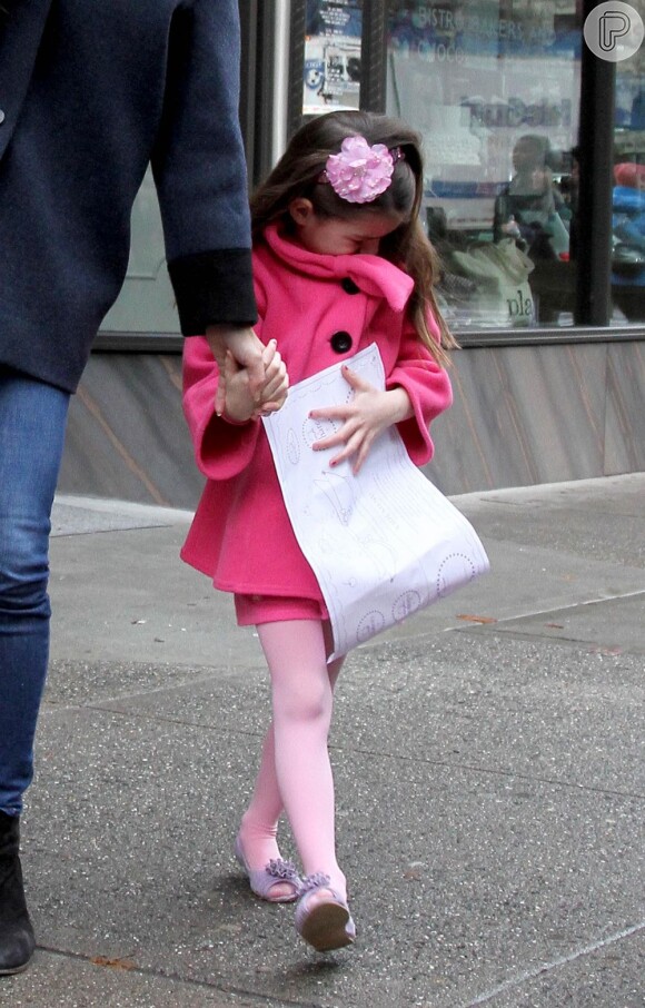Suri Cruise com um casaco de frio pink combinando com as meias e os sapatos