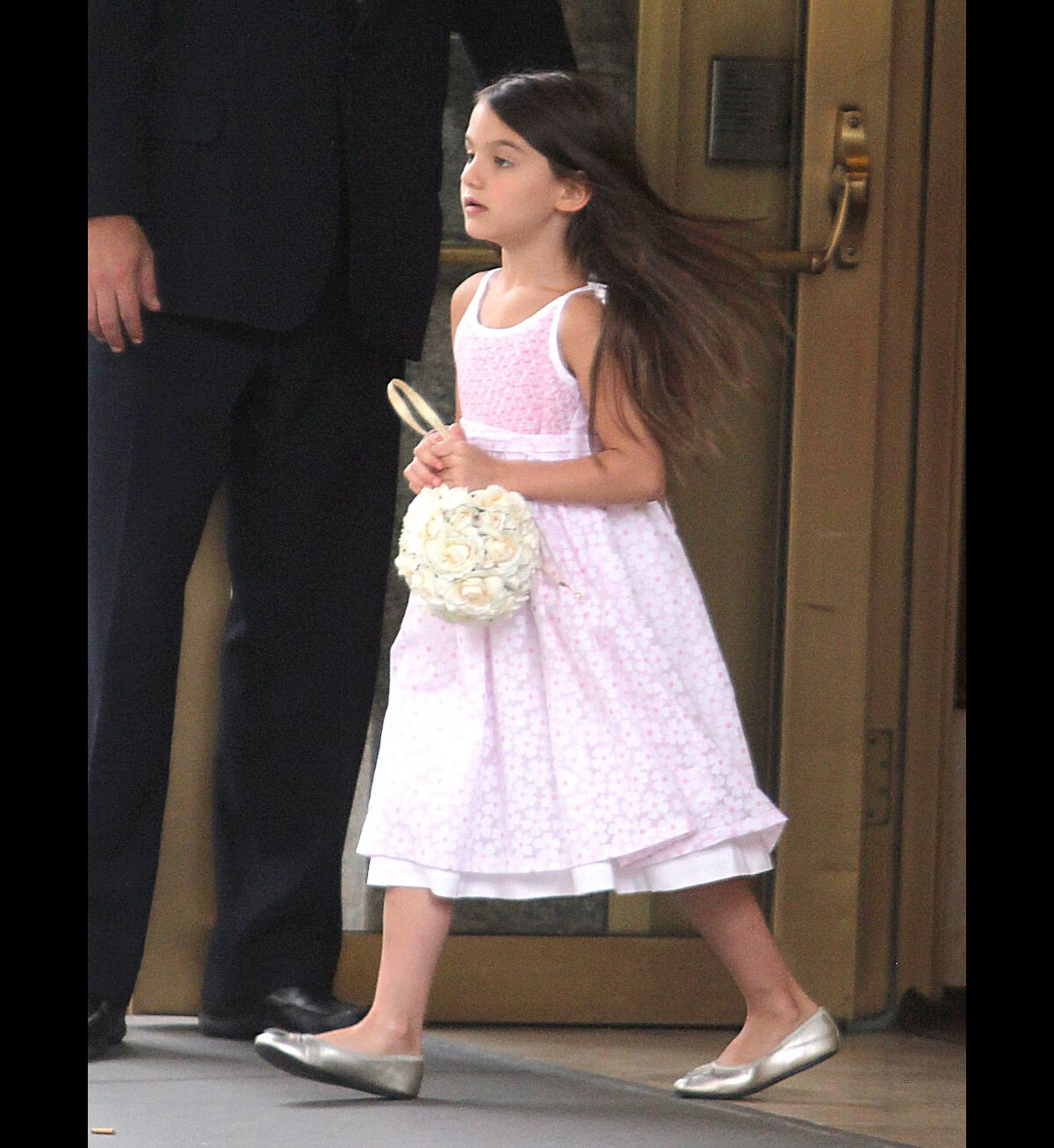 Foto Suri Cruise aposta em um vestido rosa e uma bolsa com flores em passeio com a mãe Katie