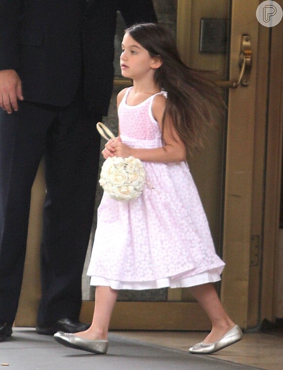 Suri Cruise aposta em um vestido rosa e uma bolsa com flores em passeio com a mãe, Katie Holmes
