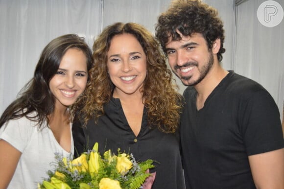 Daniela Mercury passou o Dia das Mães com os filhos, Giovana e Gabriel, em show na cidade de Recife, no Pernambuco, na madrugada deste domingo, 12 de maio de 2013