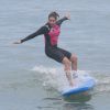 Longe da TV, Bianca Rinaldi começou a aprender a surfar e teve dificuldade em se equilibrar na prancha durante a aula